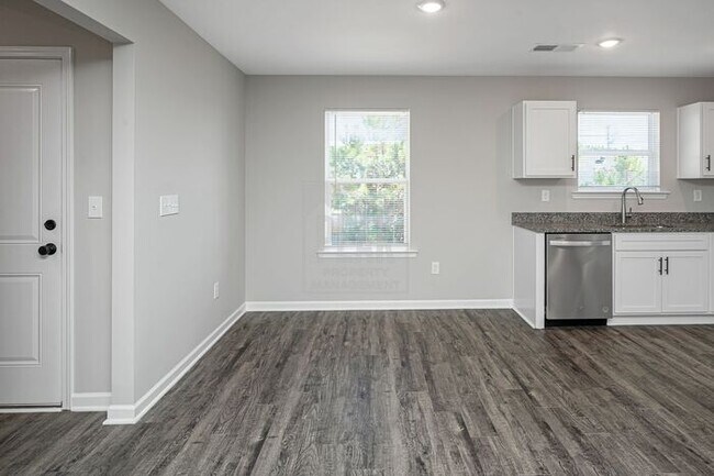 Building Photo - $1635! Beautiful 3 bed/ 2 bath home! SPRING SPECIAL $500 off first month's rent! Apply by 4/9!