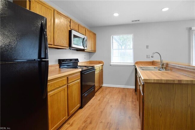 Building Photo - 240 Ferdinand Cir