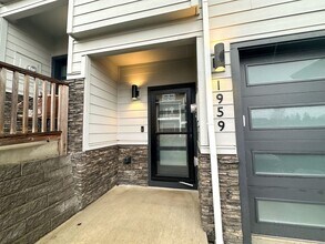 Building Photo - Welcome Home — Modern Townhome in South Salem’s McKenzie Ridge