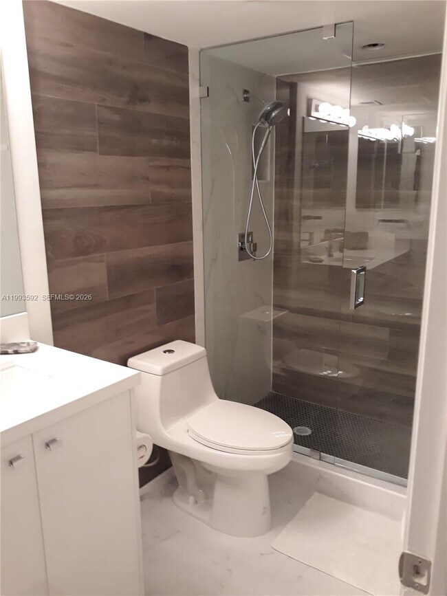 Building Photo - 2555 Collins Ave