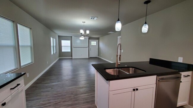 Building Photo - (2) Bed/(1) Bath Available NOW! Updated!