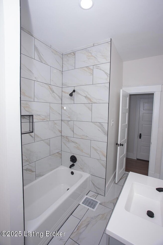 Building Photo - 730 S 38th St