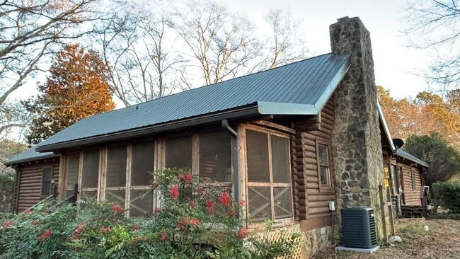 Building Photo - Log Cabin in Oconee on a 1.357 acre neighborhood wooded lot!