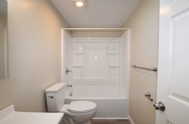 Building Photo - 6 Canterbury Ln