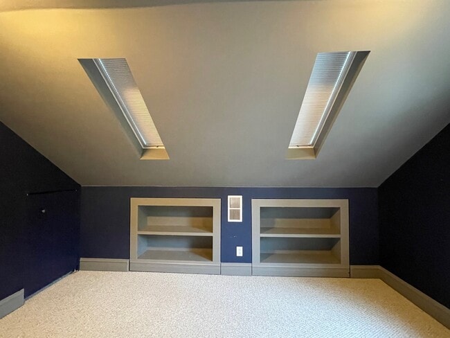 Building Photo - 831 Hayes Ave