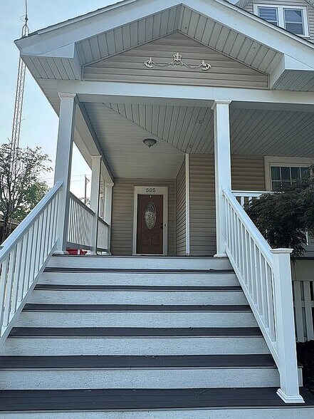 Building Photo - 505 N Center St