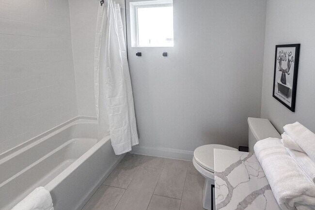 Building Photo - 6521 Silver Creek Dr