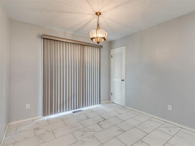 Building Photo - Updated & Close to Everything!