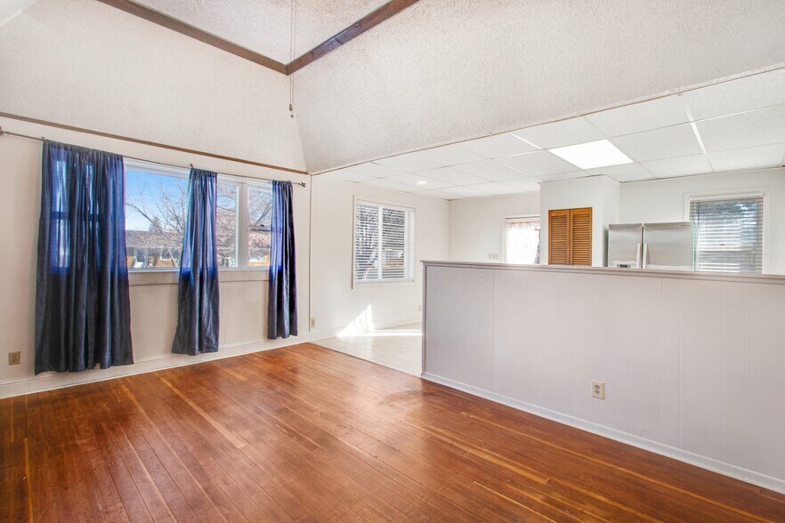 Nice living room with vaulted ceilings - 3529 Vernon Drive