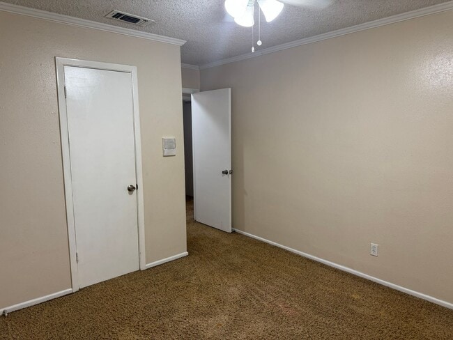 Building Photo - 6919 Moon Lake Dr