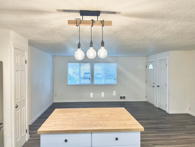 Building Photo - AVAILABLE NOW! 3BD 1.75 BATH SINGLE STORY HOME LARGE CORNER LOT