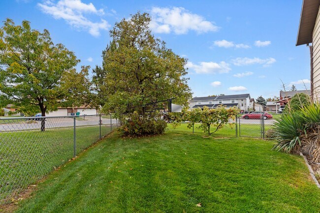 Building Photo - Roy Utah Twin Home for Lease!