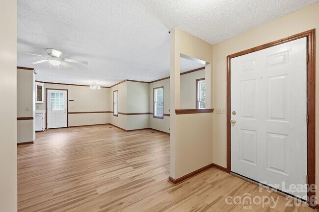 Building Photo - 6299 Spring Ct Ln