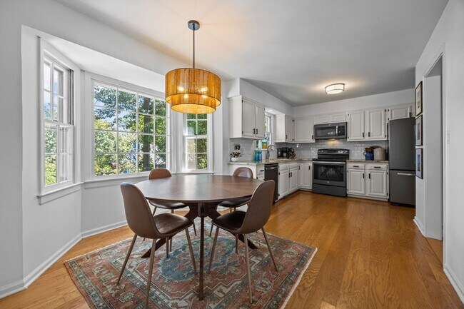 Building Photo - Gorgeous Mid-Century Modern Ranch in West Raleigh near NCSU and Lake Johnson - Fenced-in Backyard!