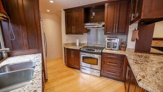 Building Photo - Stylish Sea Colony 3-Level Townhome!