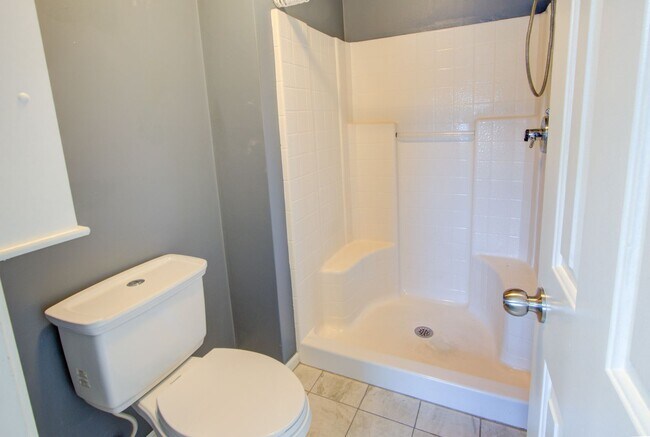 Building Photo - 4 Bedroom, 3 Bath, End Unit Townhome in Ce...