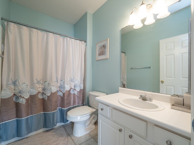 primary bathroom - 1600 Long Grove Dr