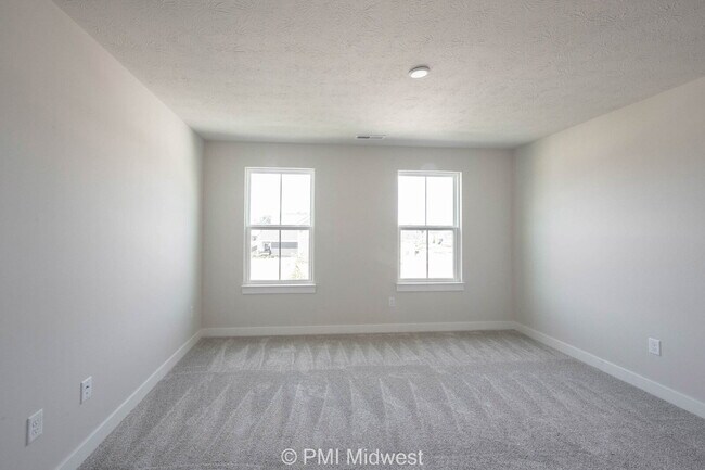 Building Photo - "Spacious 5-Bedroom Retreat with 2.5 Baths...