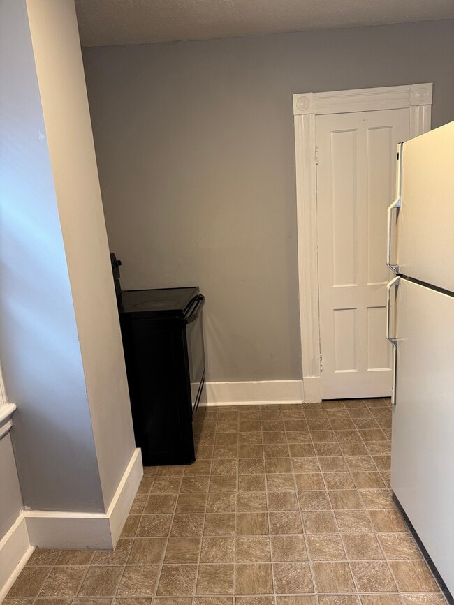 Building Photo - 50 Holbrook St