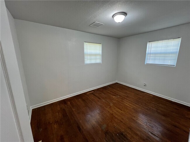 Building Photo - 851 S Jersey St