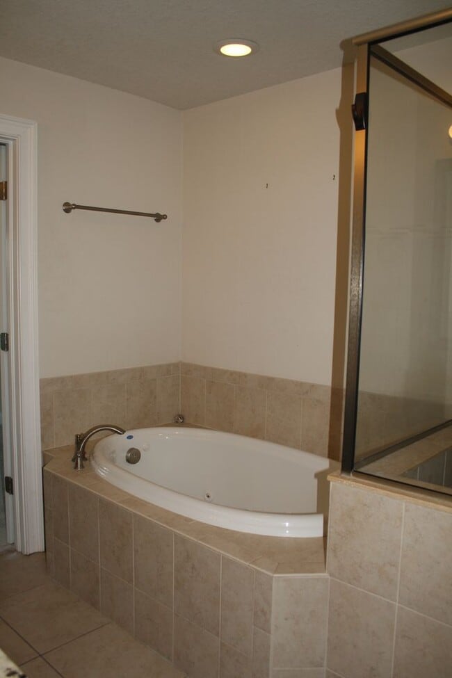 Building Photo - Beautiful Townhome on Peaceful Conservatio...
