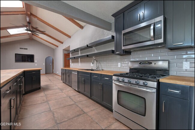 Building Photo - 6412 Via Aventura Dr