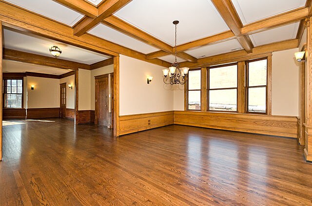 Building Photo - 5825 N Kenmore Ave