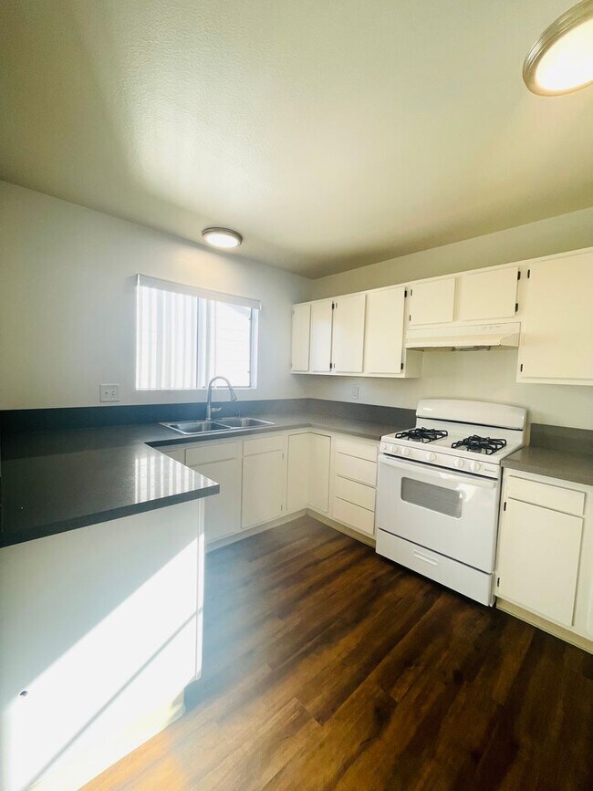 Building Photo - 793