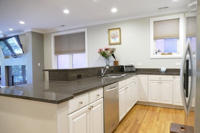 Building Photo - 3024 N Sheffield Ave