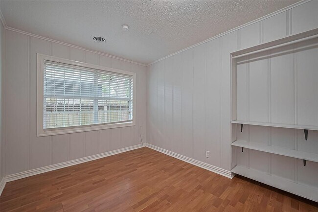 Building Photo - 8045 Ridgeview Dr