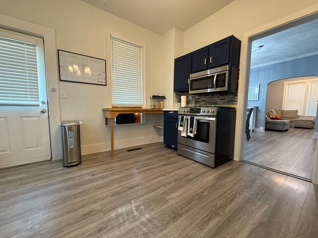 Building Photo - Stunning 3 Bedroom 1 Bathroom Single Famil...