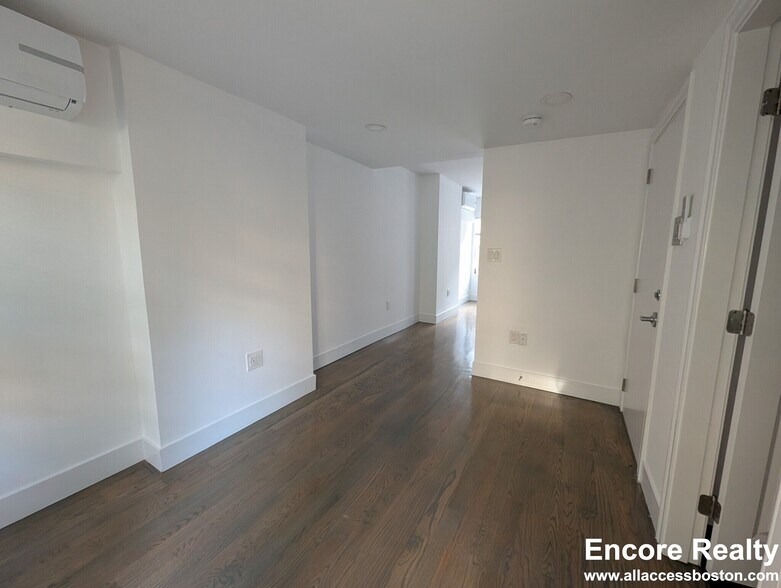 Building Photo - 61 Joy St