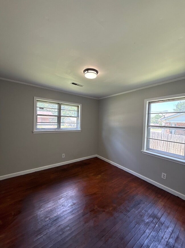 Building Photo - 306 Poplar St