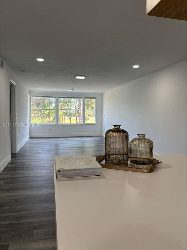 Building Photo - 1005 Palm Beach Trace Dr