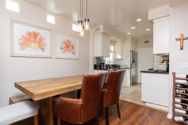 Building Photo - 2 Bed 2 Bath Condo (Avail. 12/1)