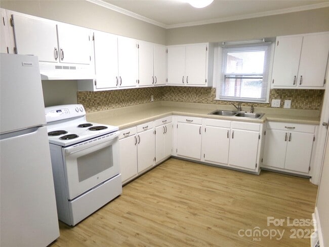 Building Photo - 716 Brown Ave