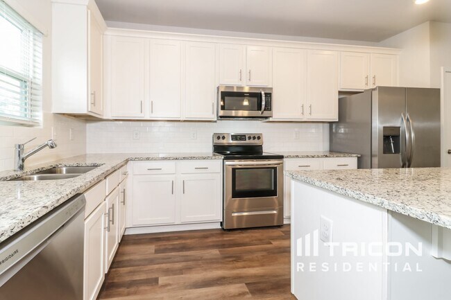 Building Photo - 2988 McKenzie Dr