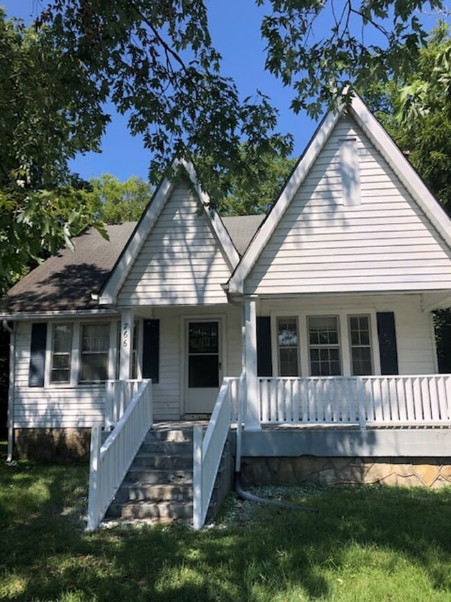 Building Photo - Charming 4 Bed/ 2 Bath Home in Madison, Available Now