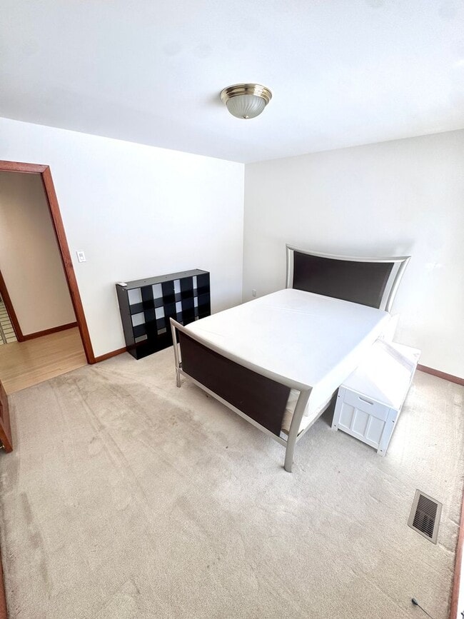 Building Photo - GRAND FIVE BEDROOM HOME