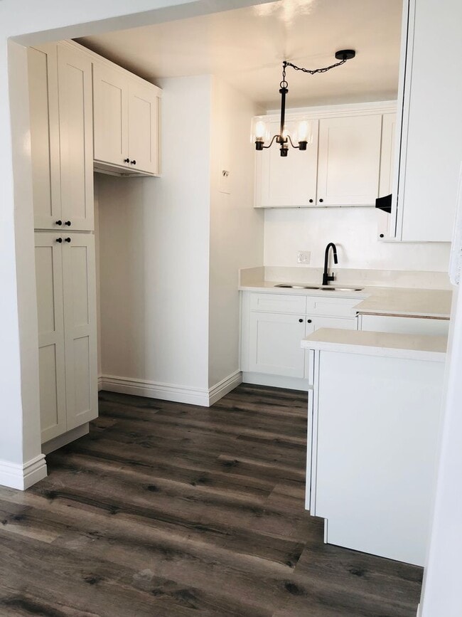 Building Photo - 1171 N Kenmore