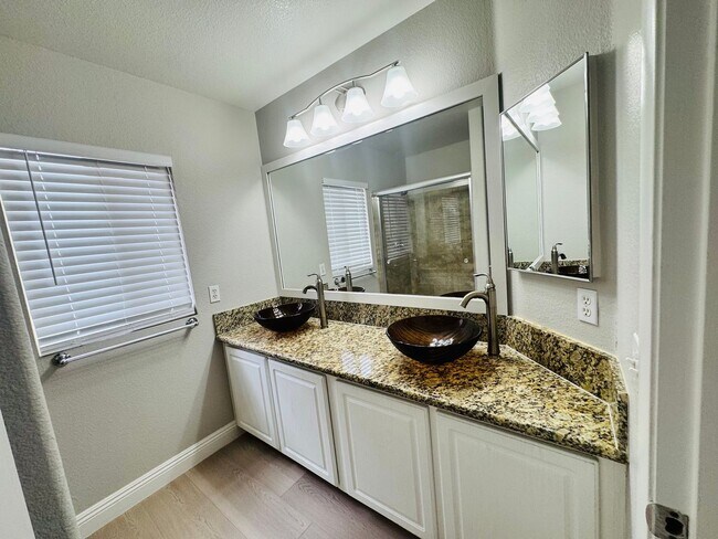 Building Photo - 4 Bedrooms Home For Rent