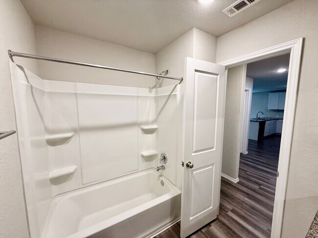 Building Photo - Gorgeous 3-bedroom, 2 Bathroom, Minutes from Randolph AFB