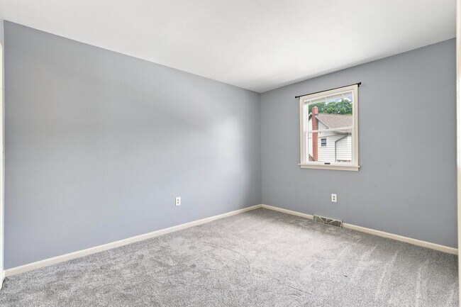 Building Photo - 15 Beech Ln