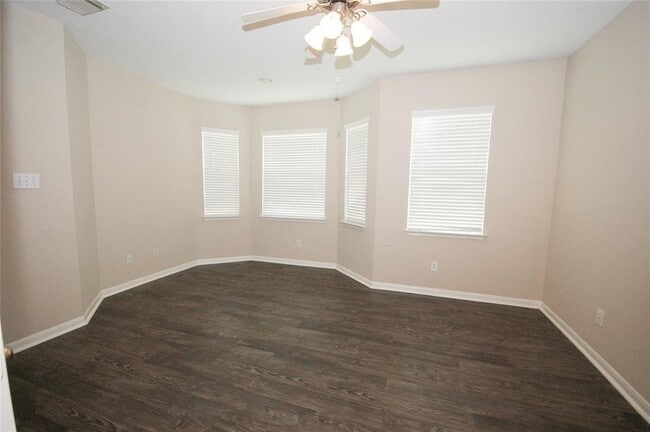 Building Photo - 3006 Breakers Point Dr