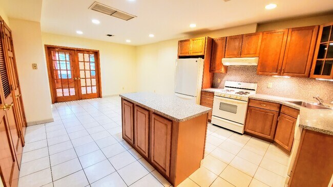 Building Photo - 129 Park Ave