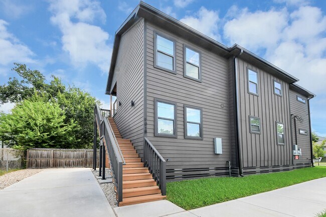 Building Photo - 801 E 32nd 1/2 St