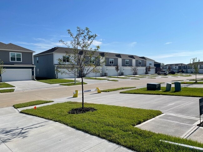 Building Photo - Beautiful 3 bed, 2 bath townhome $2200