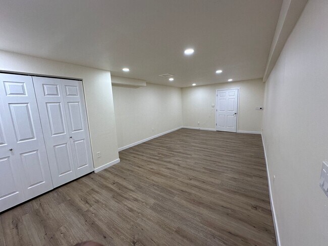 Building Photo - 5 Bedroom 3 Bathroom House With A Huge Yard