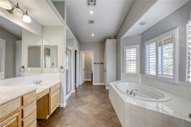 Building Photo - 756 Ezzat St