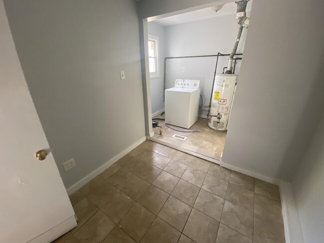 Building Photo - 37 Pershing Ln